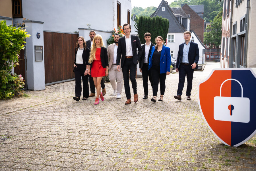 b-pi sec_Team-7 Team-Bild laufend durch die Altstadt (Limburg an der Lahn)